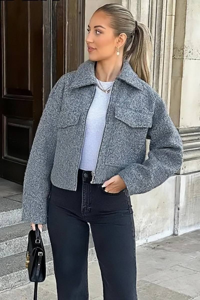 Effortlessly Elegant Jacket with a Timeless Design