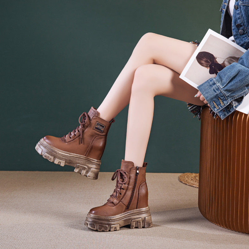 Effortlessly Elegant Boots with a Timeless Design