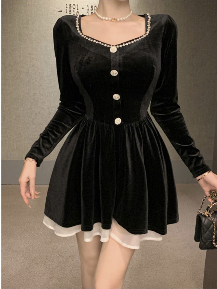 Beautifully Finished Dress in a Timeless Design