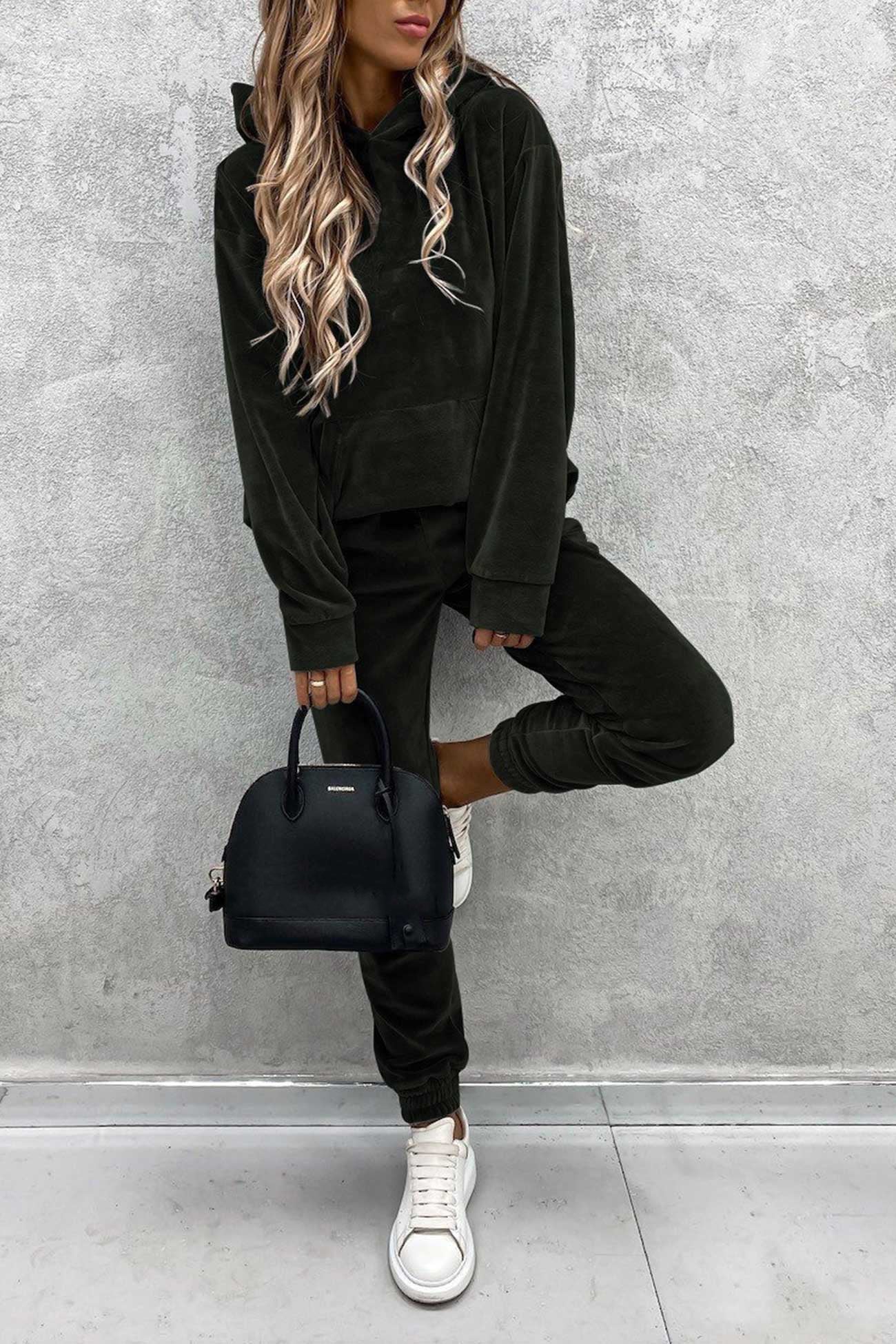 Effortlessly Elegant Pants with a Timeless Design