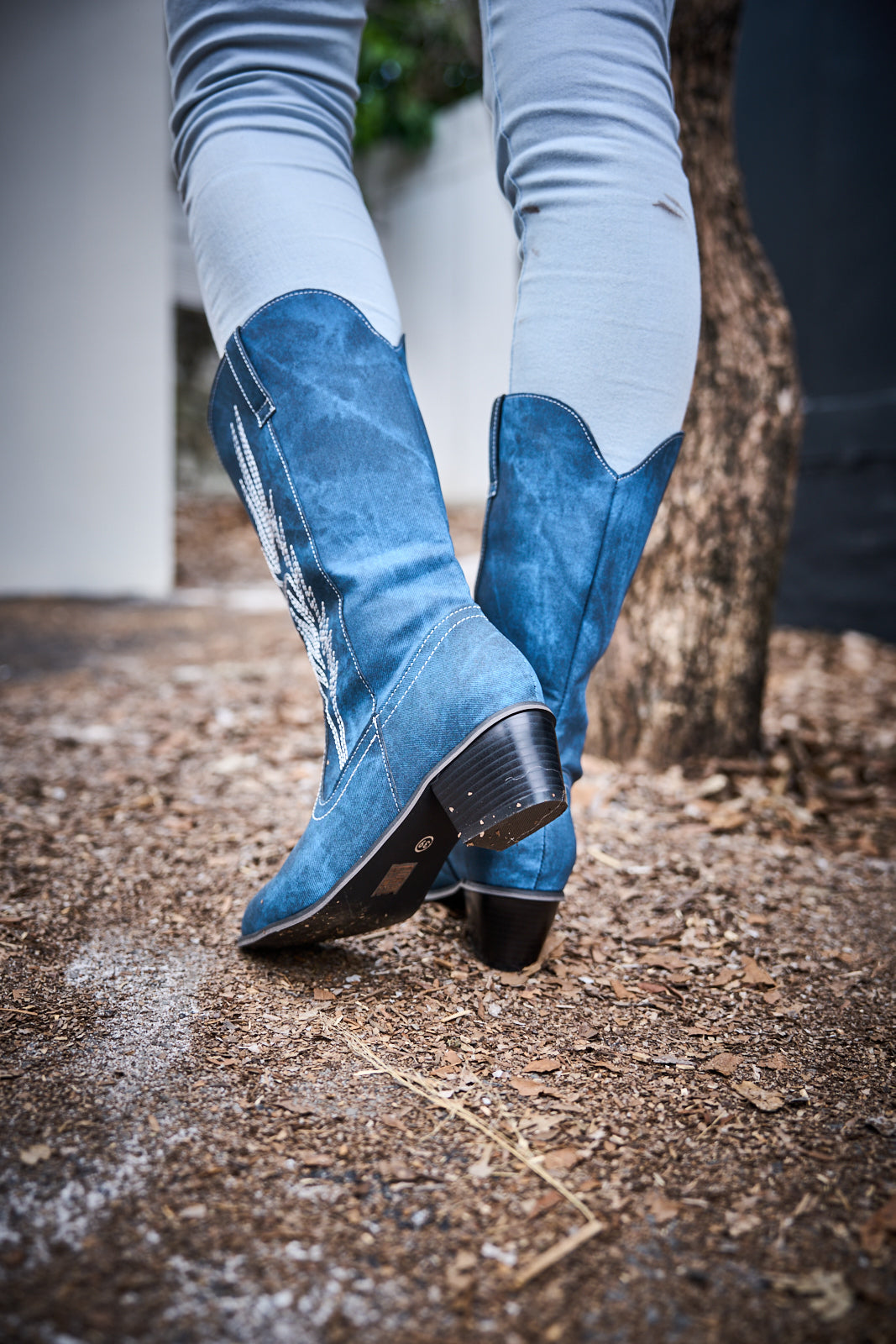 Effortlessly Elegant Boots with a Timeless Design