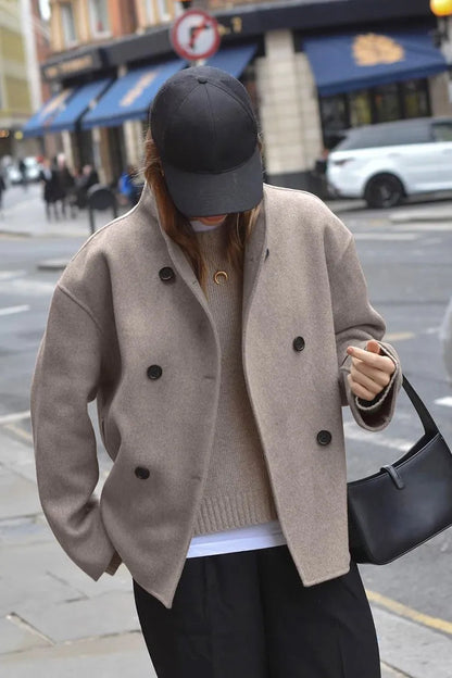 Effortlessly Elegant Jacket with a Timeless Design