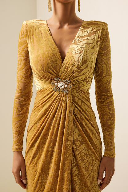 Gracefully Styled Dress for Any Occasion
