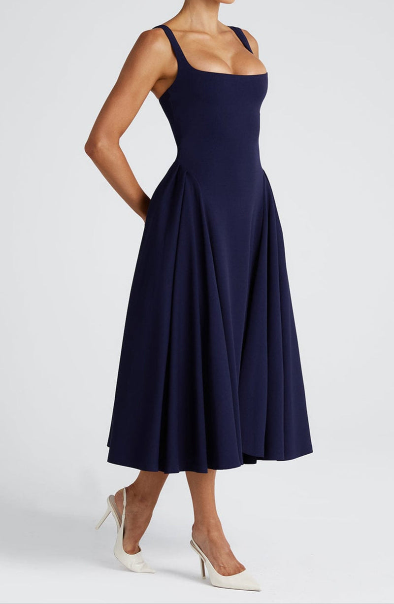 Well Tailored Dress with a Graceful Silhouette