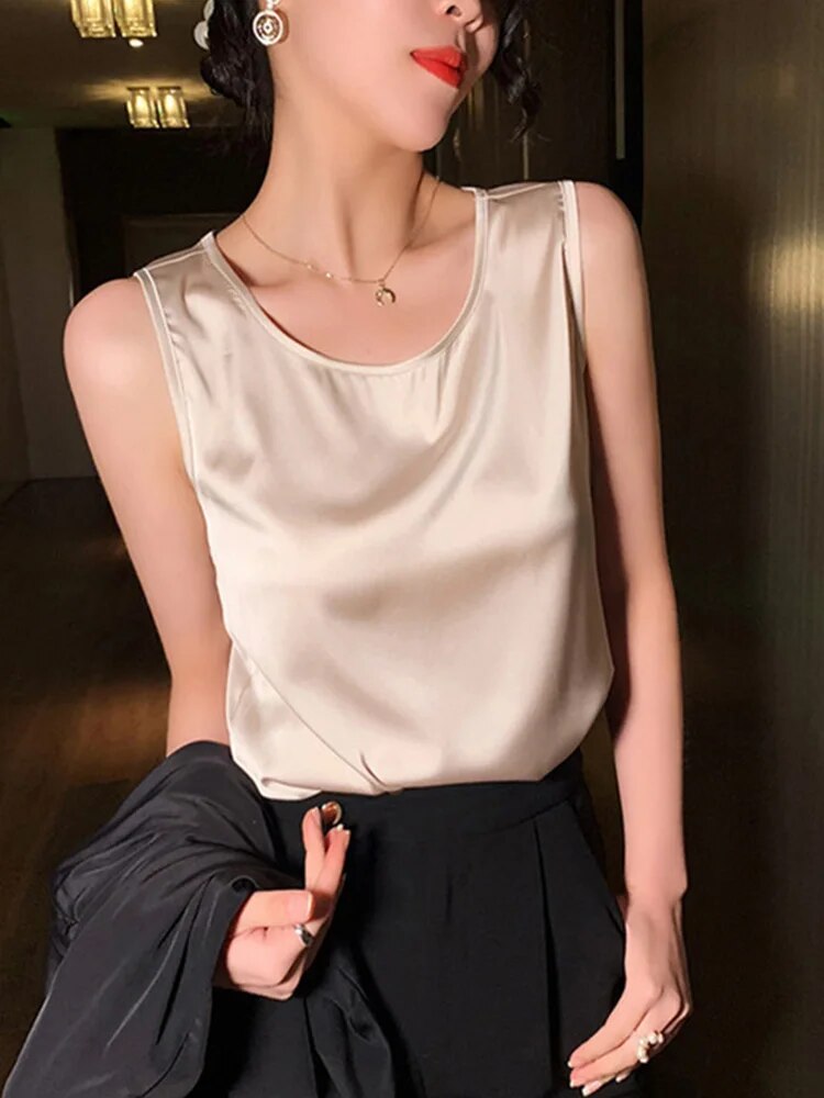 Beautifully Finished Top in a Timeless Design
