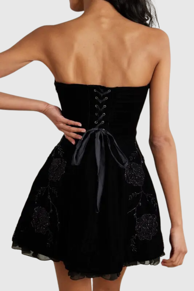 Beautifully Finished Dress in a Timeless Design