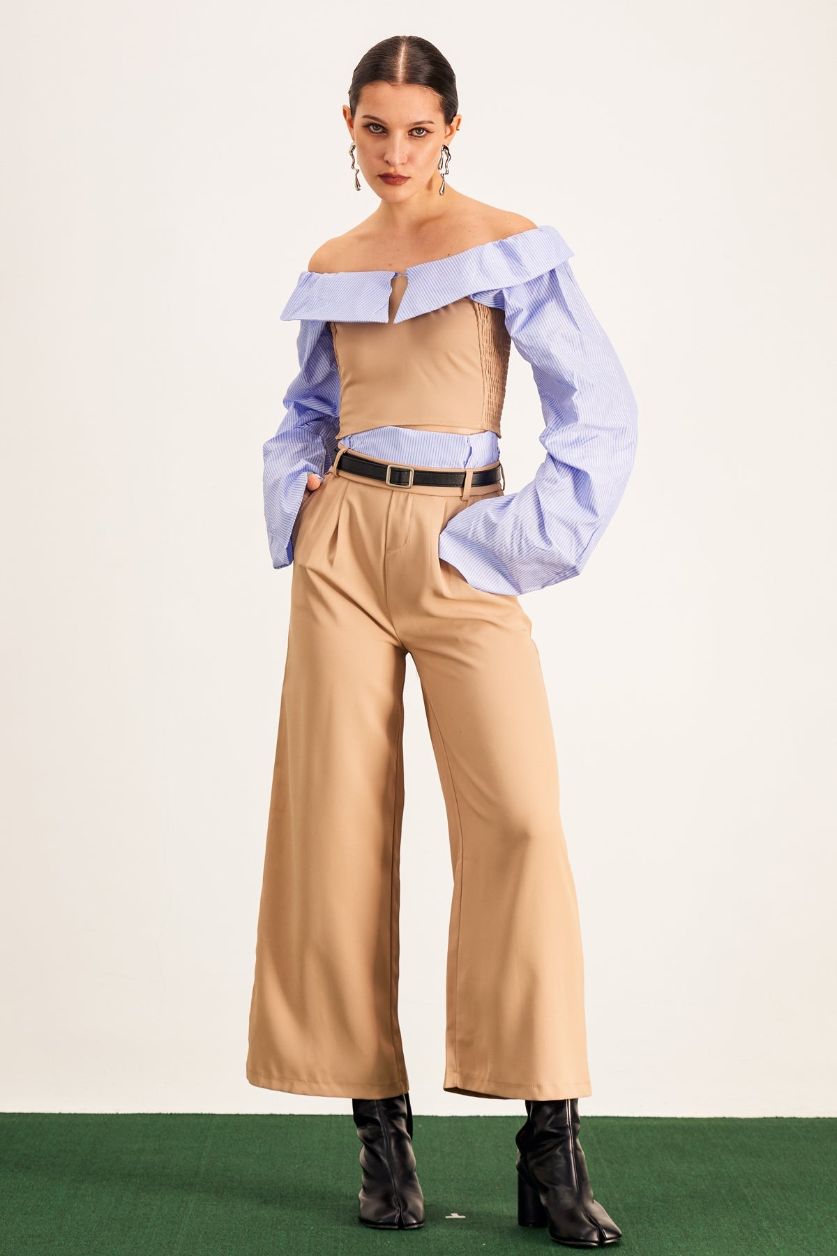 Effortlessly Elegant Pants with a Timeless Design