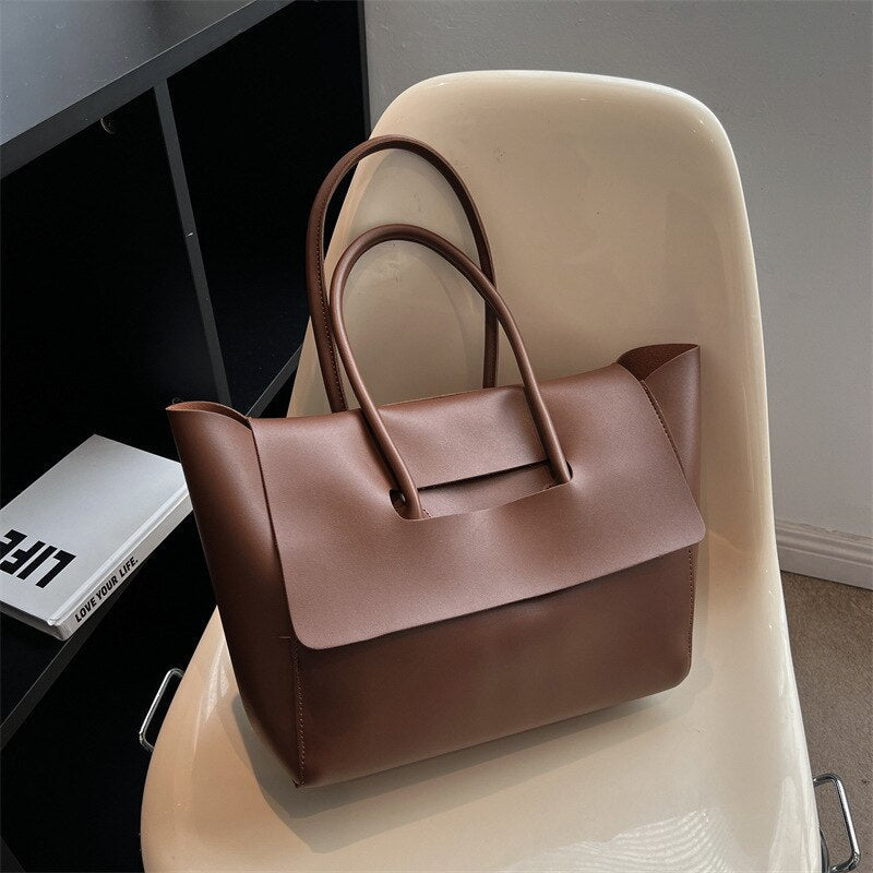 Well Tailored Bag with a Graceful Silhouette