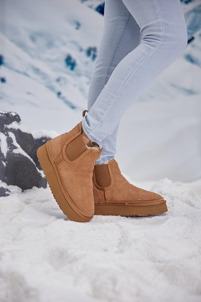 Effortlessly Elegant Boots with a Timeless Design
