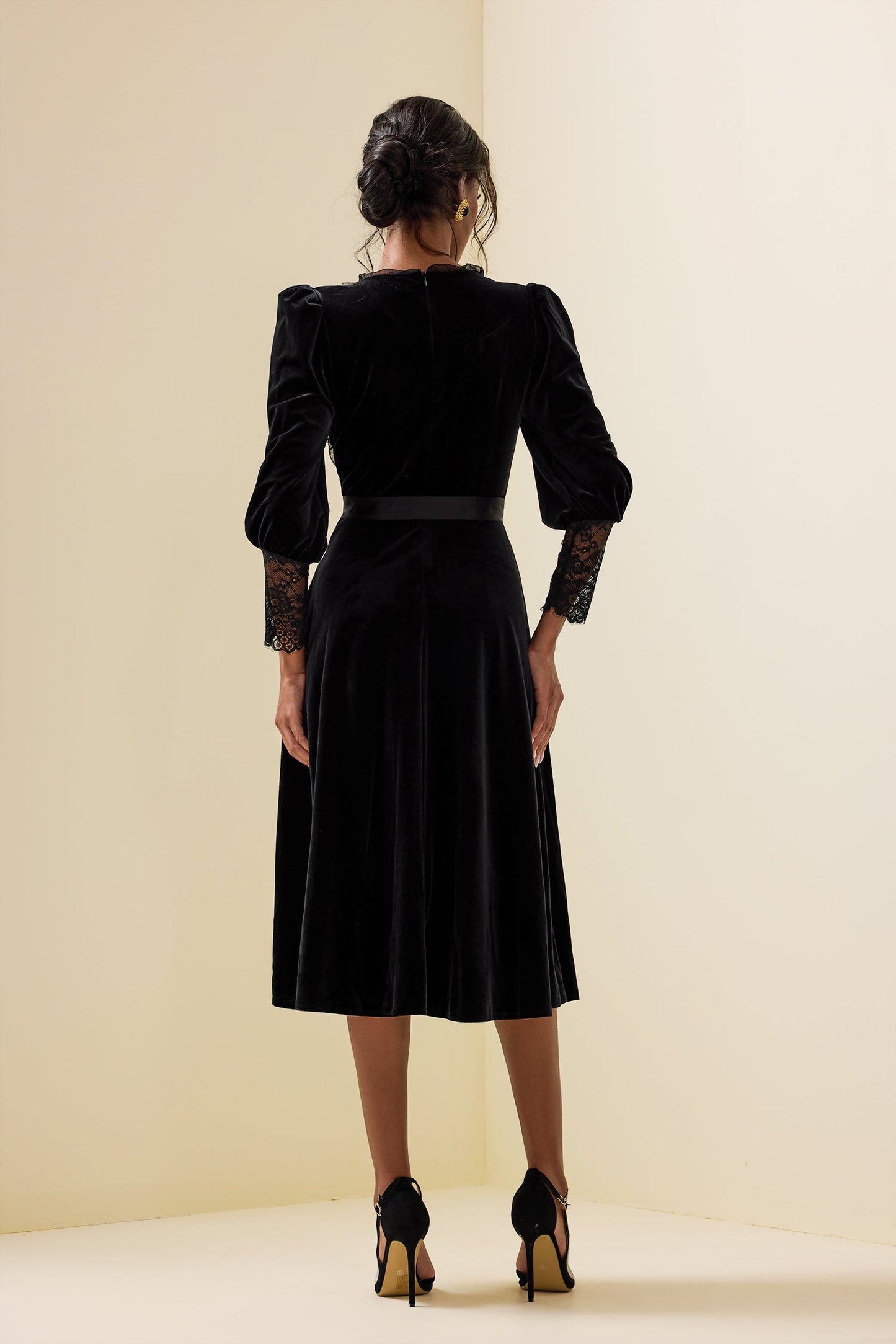 Classic Vintage Dress with a Flattering Fit