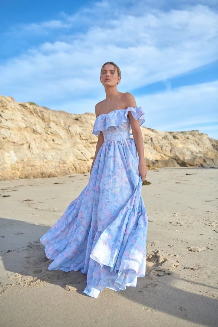 Effortlessly Elegant Dress with a Timeless Design