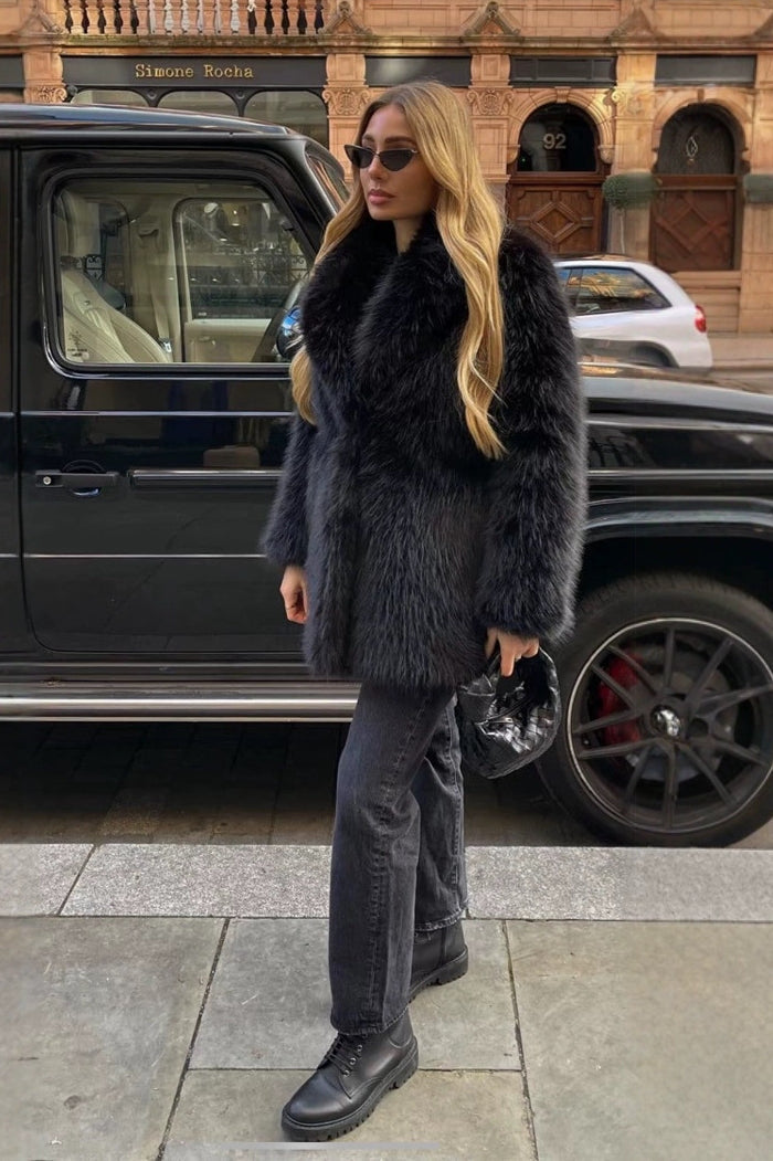 Effortlessly Elegant Coat with a Timeless Design