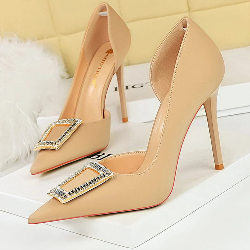 Well Tailored Heels with a Graceful Silhouette