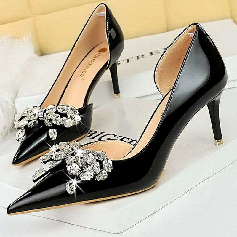 Effortlessly Elegant Heels with a Timeless Design