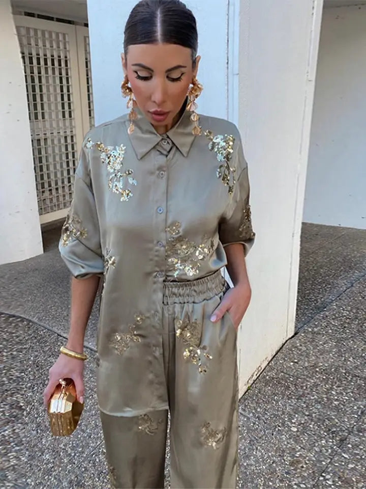 Effortlessly Elegant Pants with a Timeless Design