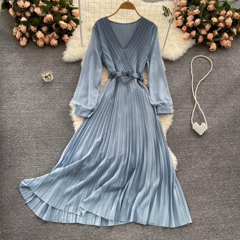 Beautifully Finished Dress in a Timeless Design