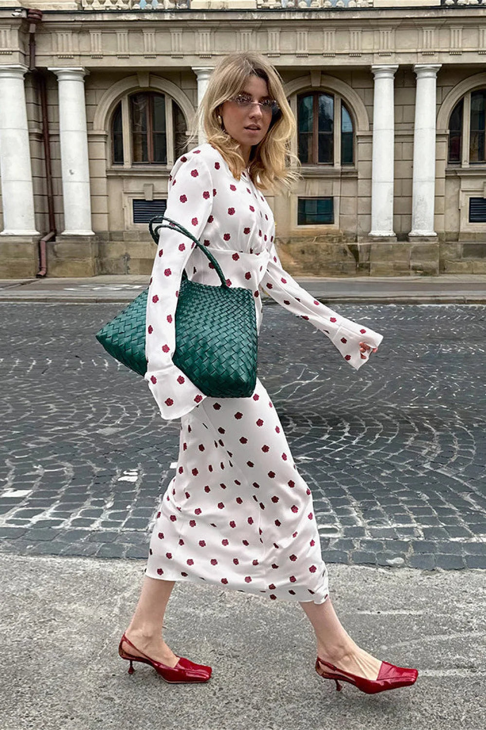 Beautifully Finished Dress in a Timeless Design