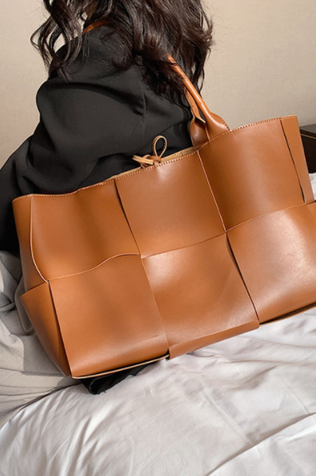 Well Tailored Bag with a Graceful Silhouette