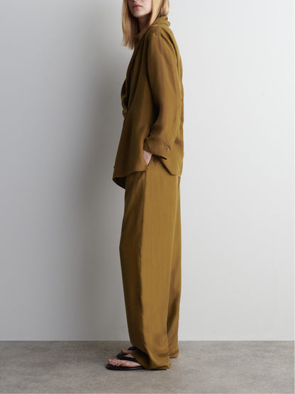 Well Tailored Pants with a Graceful Silhouette