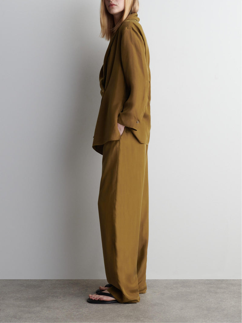 Effortlessly Elegant Pants with a Timeless Design
