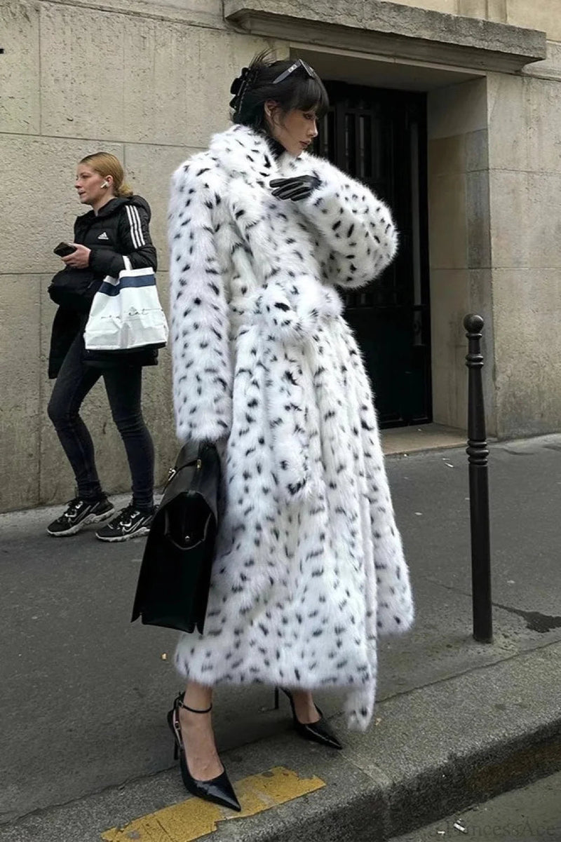 Effortlessly Elegant Coat with a Timeless Design