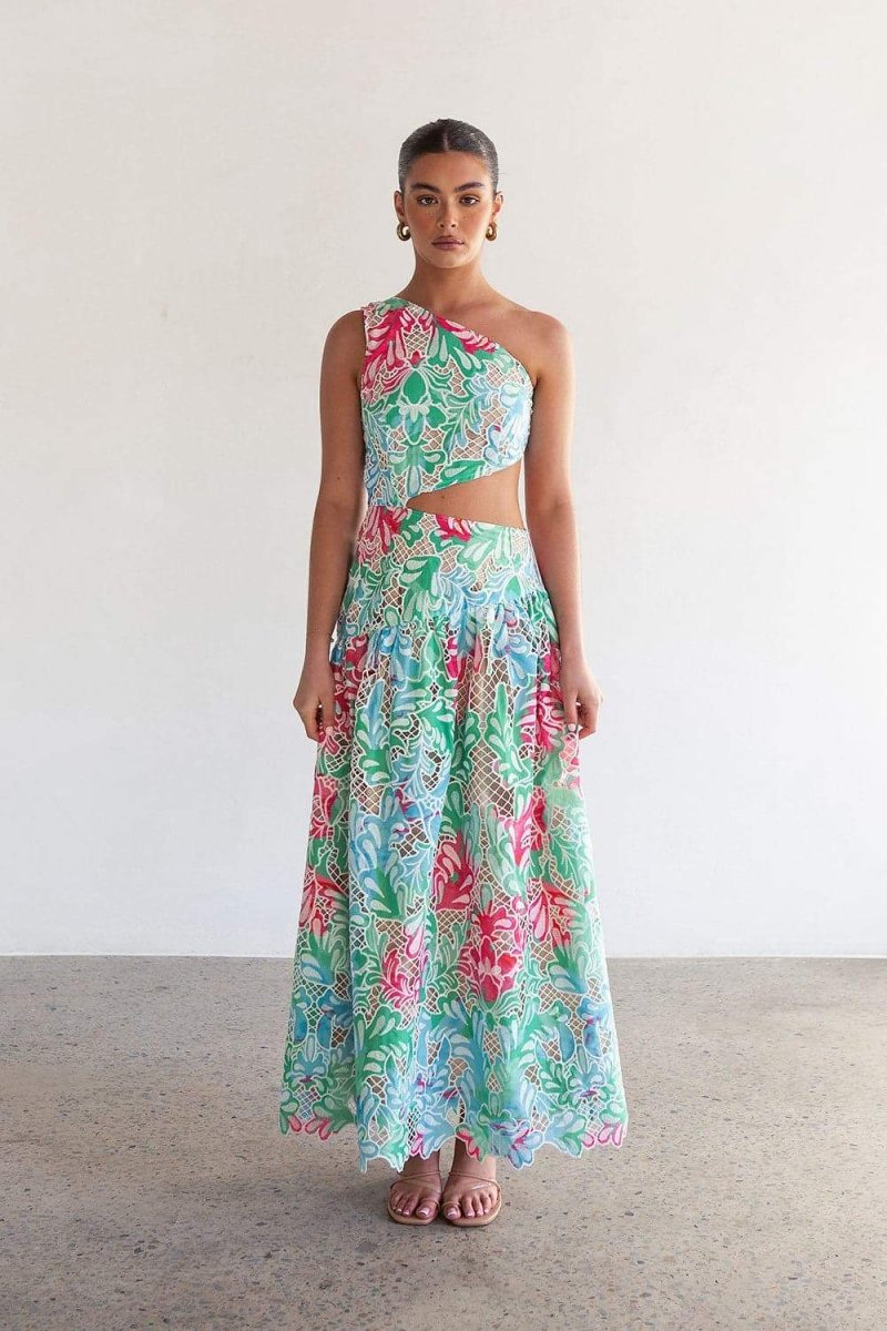 Well Tailored Dress with a Graceful Silhouette