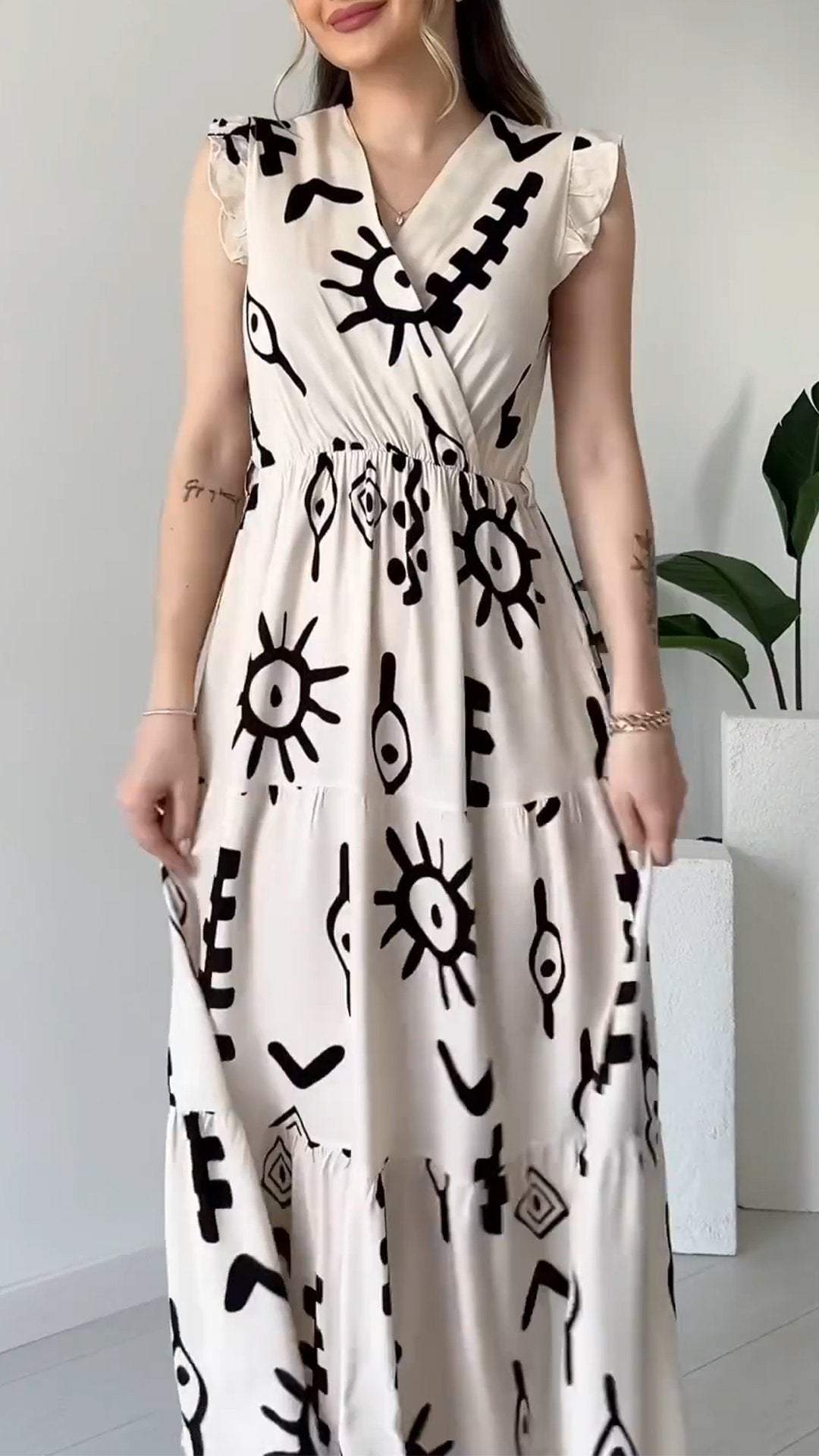 Beautifully Finished Dress in a Timeless Design