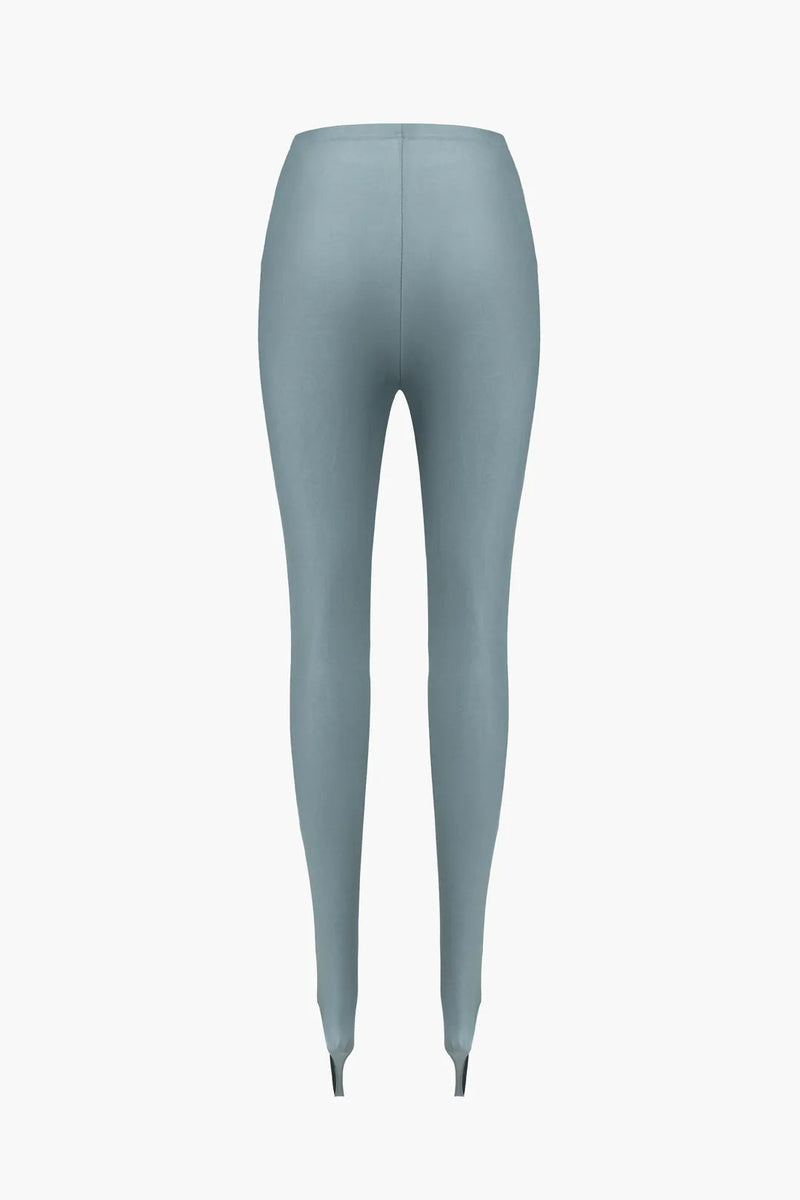 Well Tailored Pants with a Graceful Silhouette