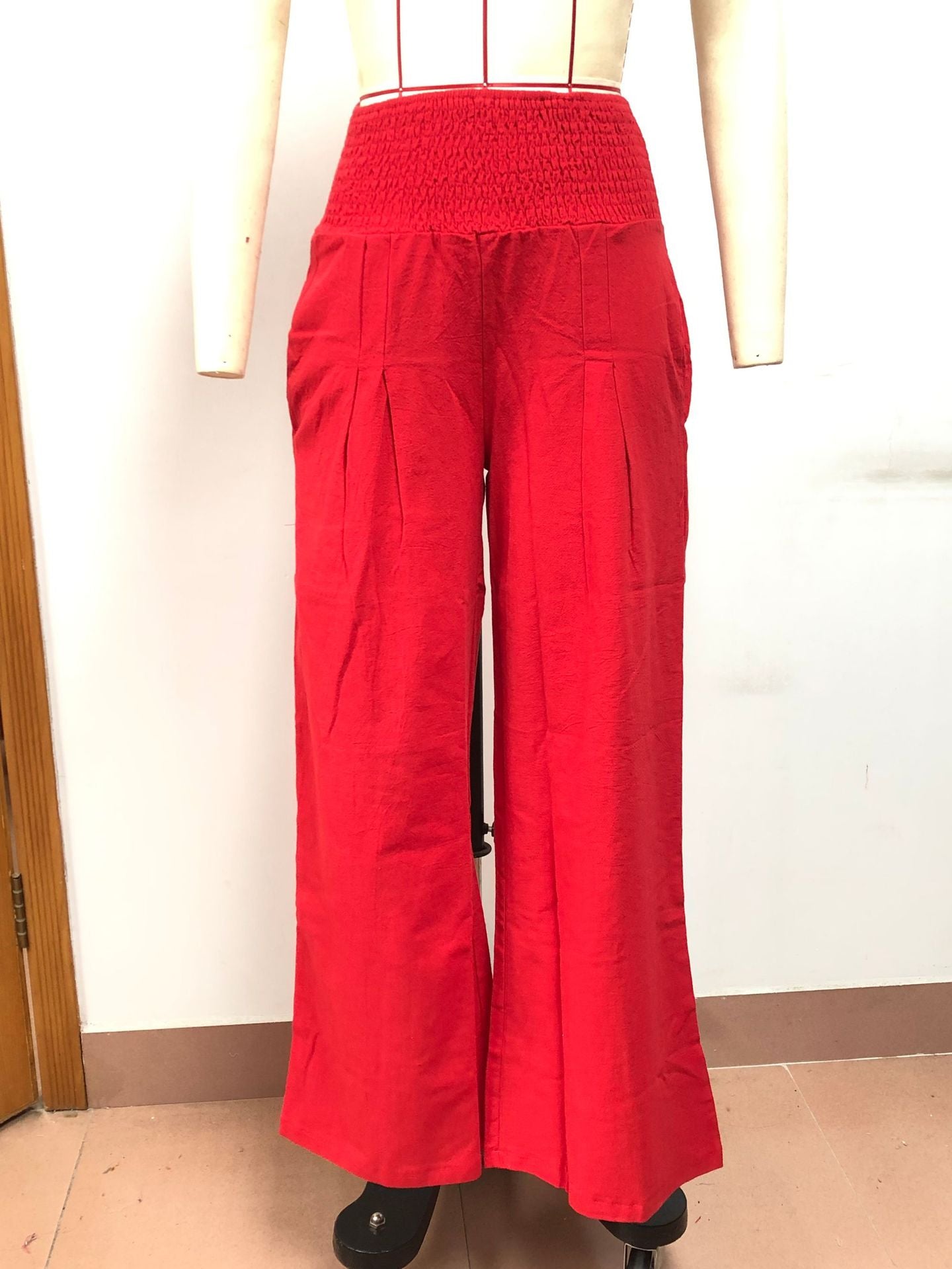 Well Tailored Trousers with a Graceful Silhouette