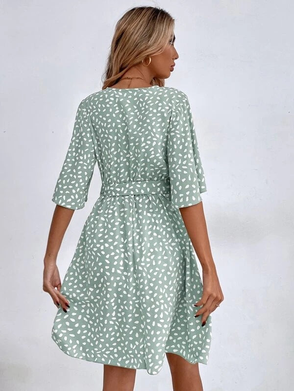 Effortlessly Elegant Dress with a Timeless Design