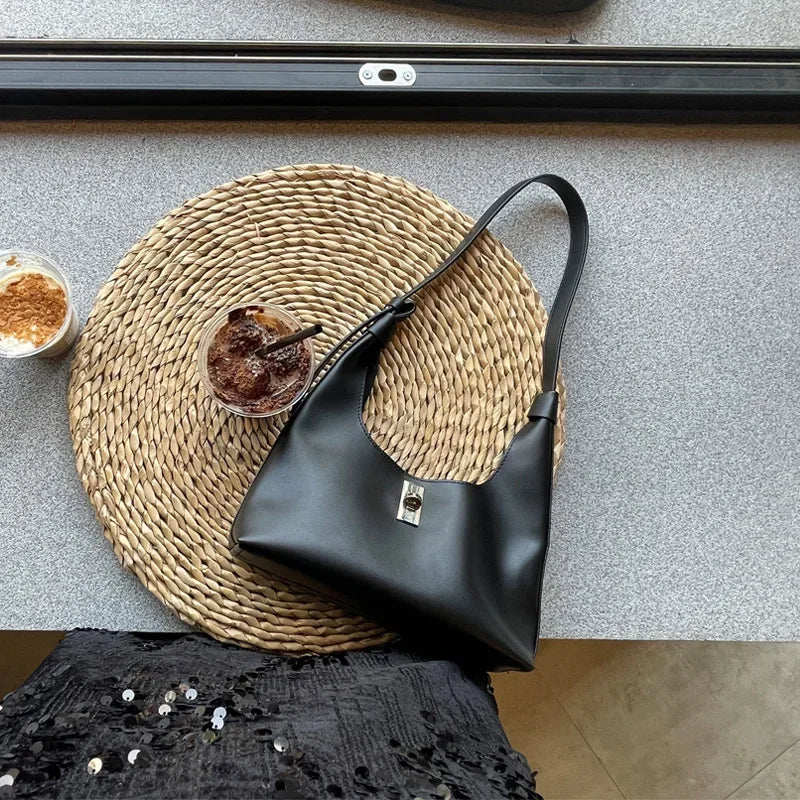 Well Tailored Bag with a Graceful Silhouette