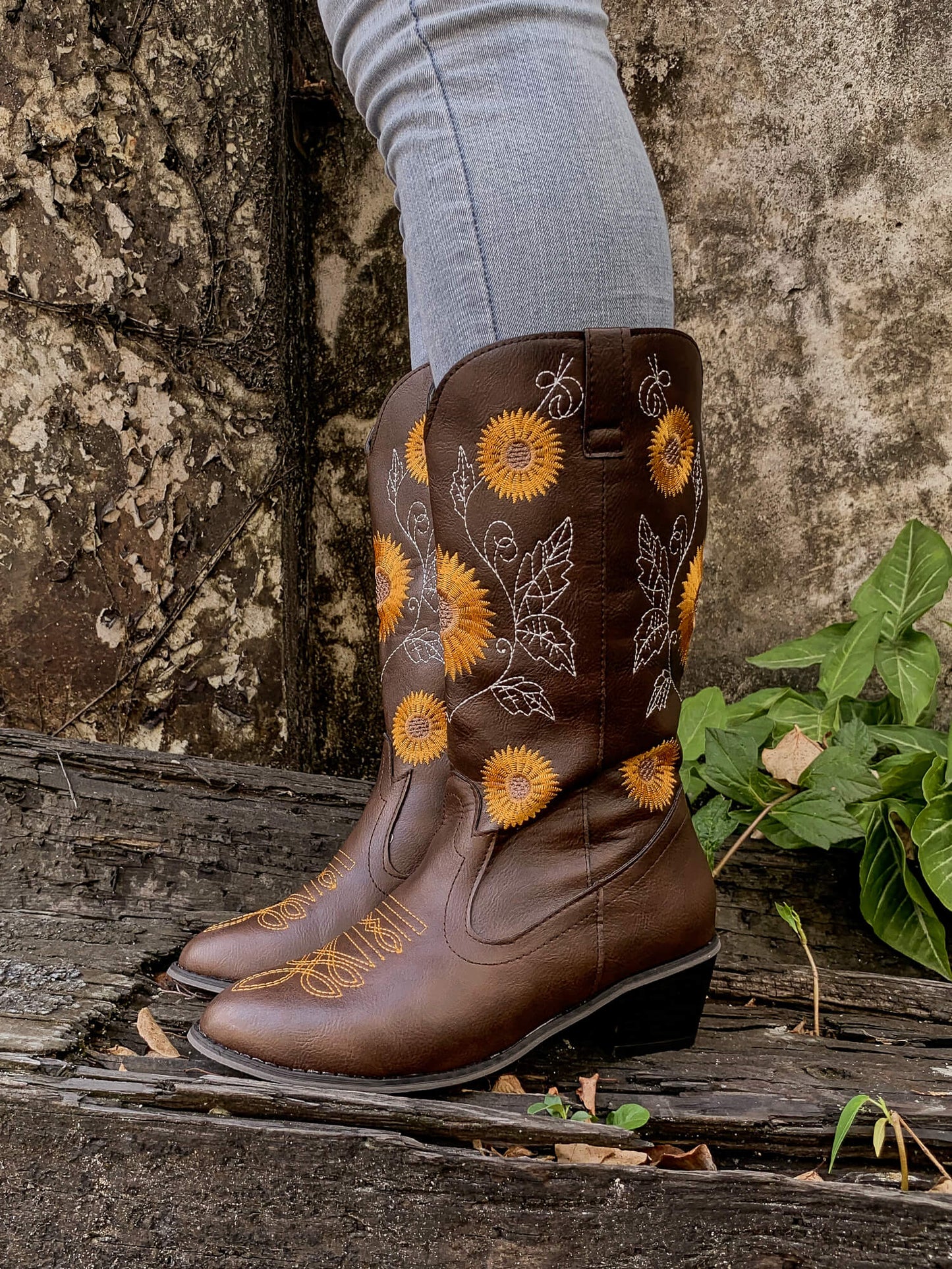 Effortlessly Elegant Boots with a Timeless Design