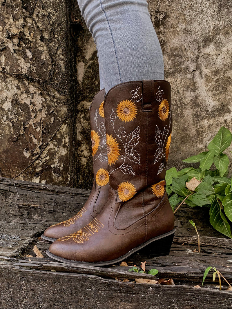 Effortlessly Elegant Boots with a Timeless Design