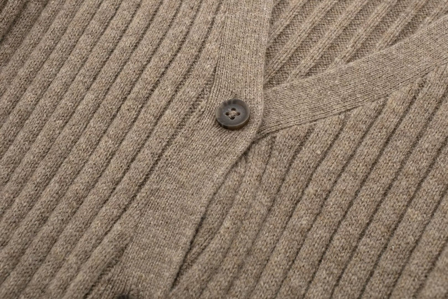 Effortlessly Elegant Cardigan with a Timeless Design