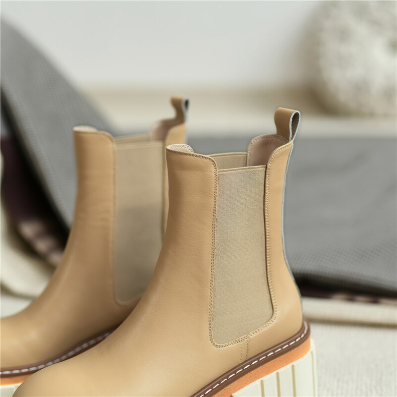 Effortlessly Elegant Boots with a Timeless Design