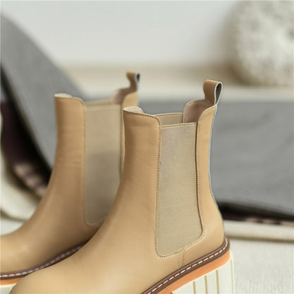 Effortlessly Elegant Boots with a Timeless Design
