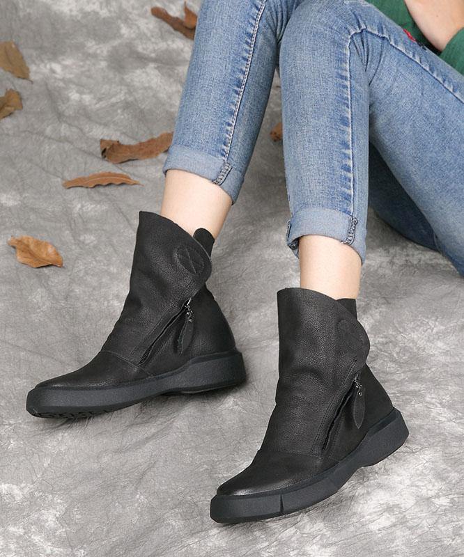Effortlessly Elegant Boots with a Timeless Design