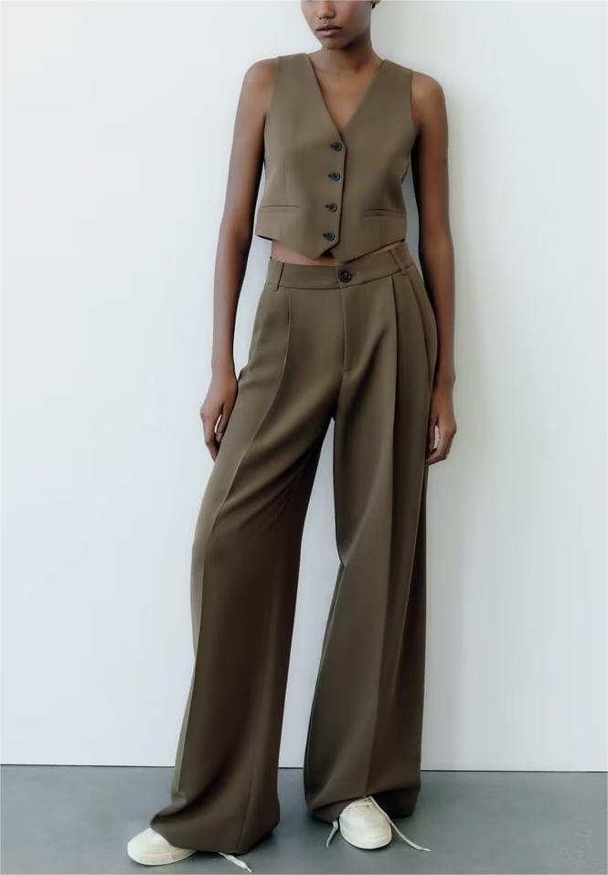 Effortlessly Elegant Trousers with a Timeless Design
