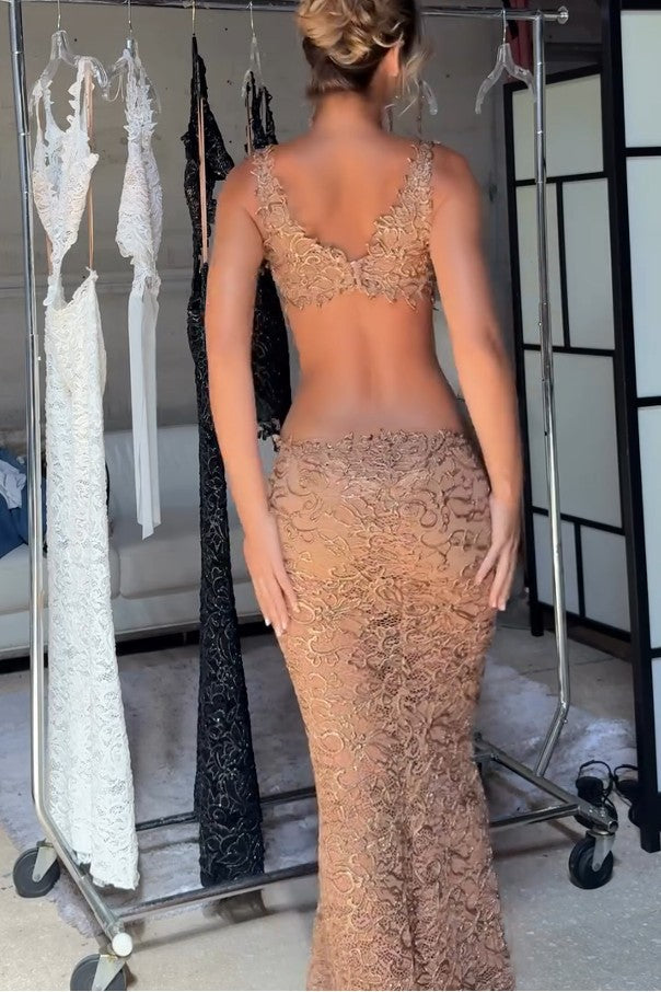 Beautifully Finished Dress in a Timeless Design