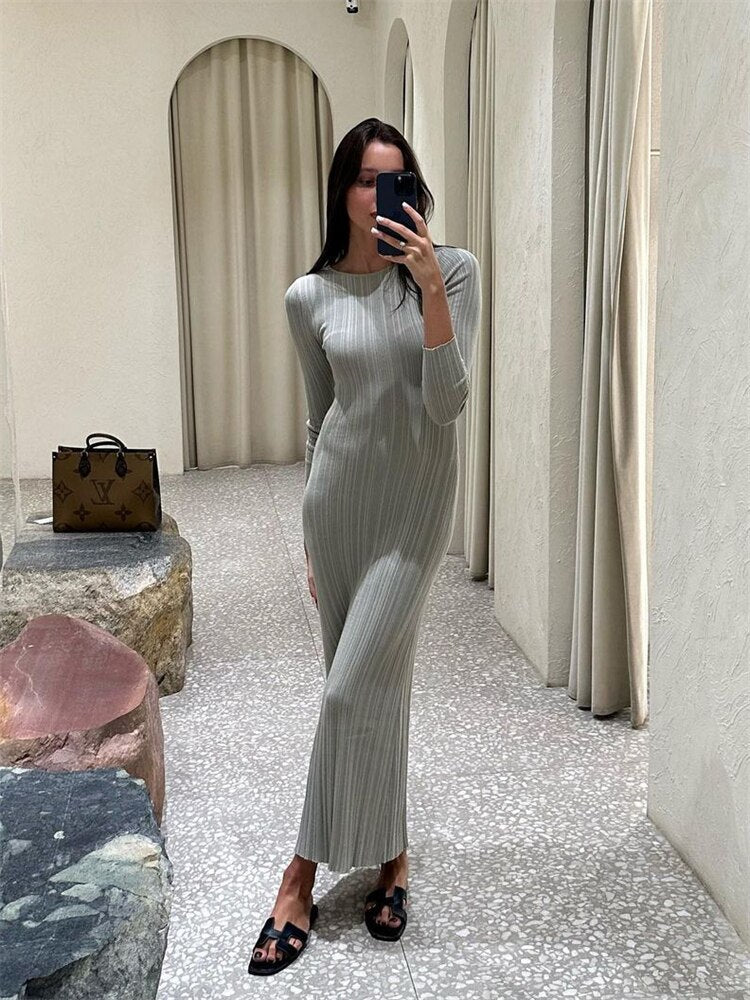 Well Tailored Dress with a Graceful Silhouette