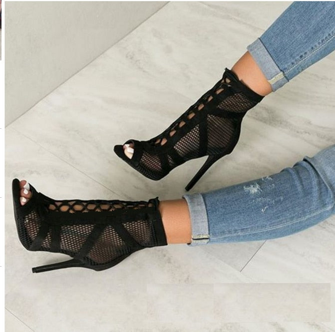 Effortlessly Elegant Heels with a Timeless Design