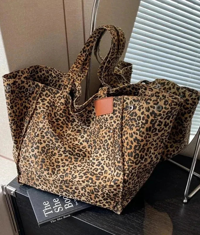 Gracefully Styled Bag for Any Occasion