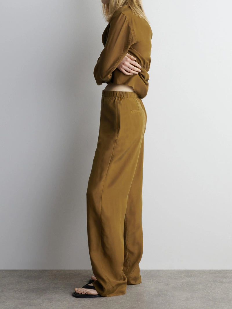 Well Tailored Pants with a Graceful Silhouette