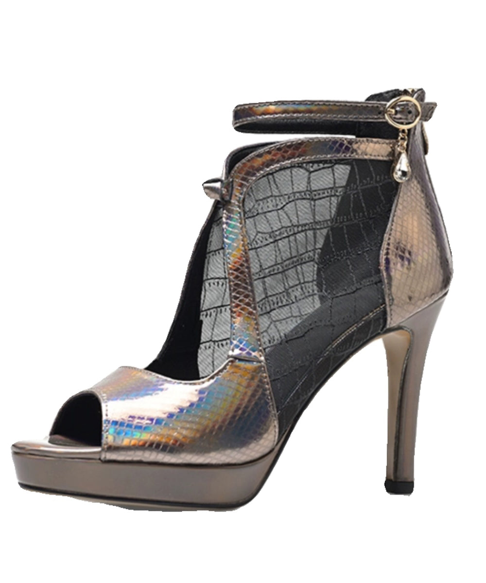 Classic Vintage Sandals with a Flattering Fit
