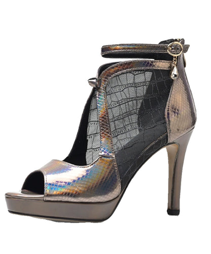 Classic Vintage Sandals with a Flattering Fit