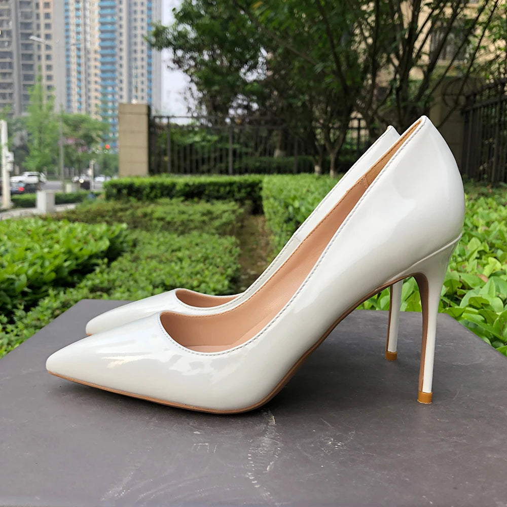 Effortlessly Elegant Heels with a Timeless Design
