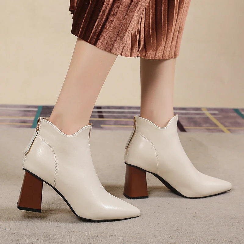 Effortlessly Elegant Boots with a Timeless Design
