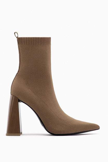 Effortlessly Elegant Boots with a Timeless Design