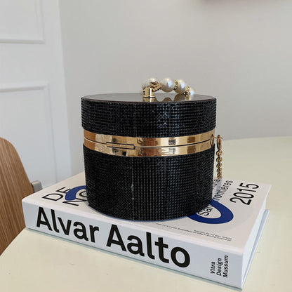 Well Tailored Bag with a Graceful Silhouette