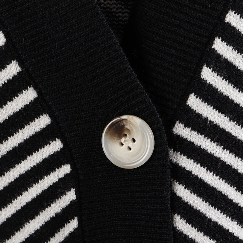 Elegantly Styled Cardigan for Everyday Wear